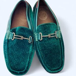 Green velvet loafers with a touch of luxury Men’s 8.5 Amati